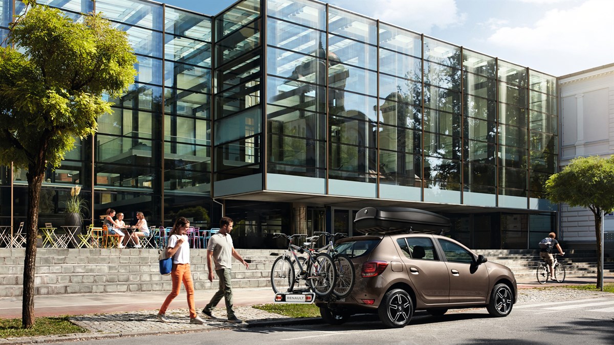 Renault SANDERO - voiture garée en ville avec porte-vélos