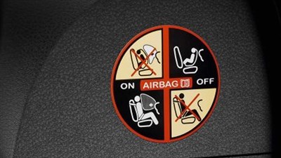 Renault SANDERO - zoom sur pastille airbag passager déconnectable